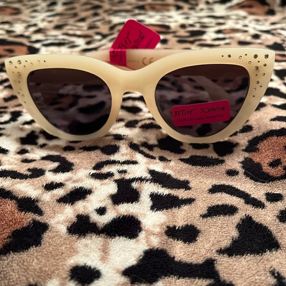 Betsey Johnson Cat Eye w/Bling - Picture 1 of 5
